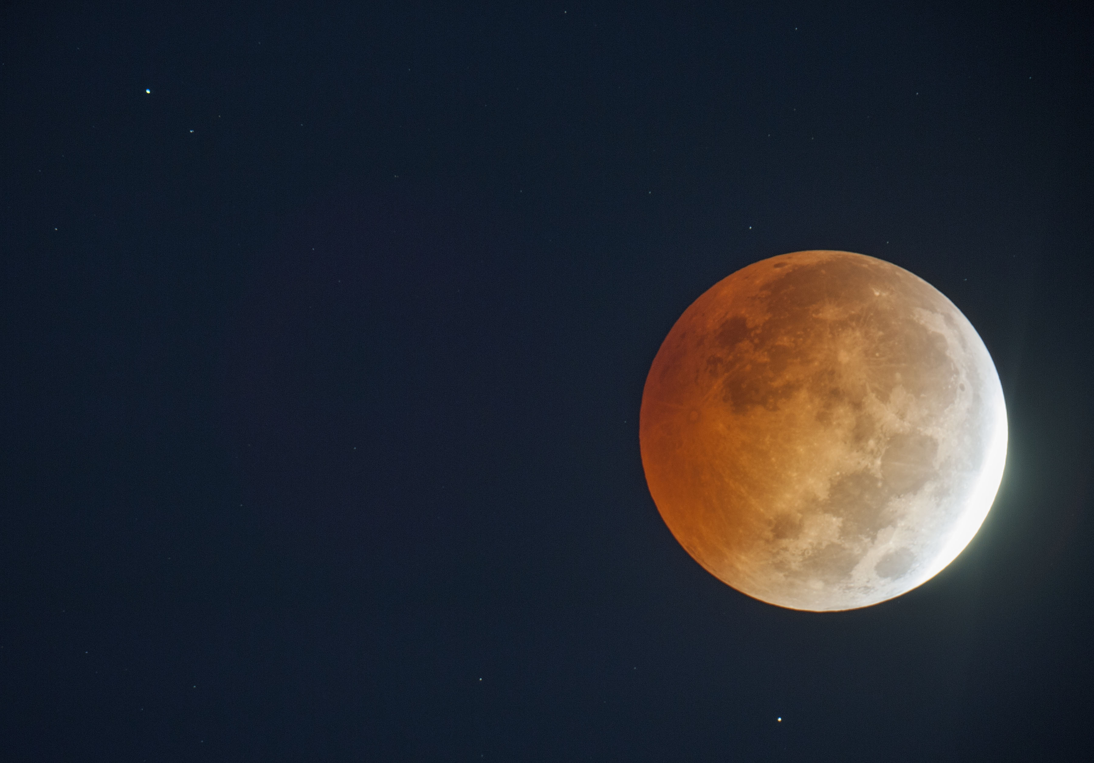 Лунное затмение 2024 джйотиш. Лунное затмение. Оранжевая Луна. Лунное затмение фото. Кровавая Луна в телескопе.